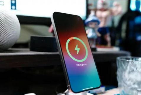 源城苹果15换屏服务分享用什么充电器给iPhone15充电更好 